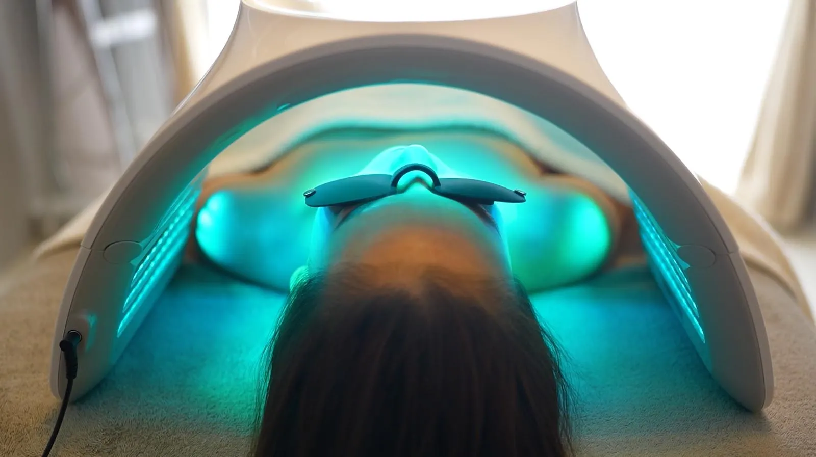 CURAIMコラーゲン生成LEDライト照射中の施術風景